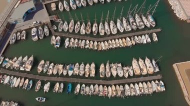 Livorno, İtalya 'daki yat, gemi, yelkenli ve diğer gemilerle Marina Körfezi' nin havadan çekilmiş görüntüleri. Mavi gökyüzü ve deniz suyuyla güneşli bir gün.