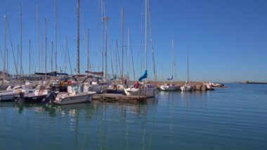 Livorno, İtalya 'daki yat, gemi, yelkenli ve diğer gemilerle Marina Körfezi. Mavi gökyüzü ve deniz suyuyla güneşli bir gün.