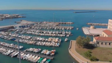 Livorno, İtalya 'daki yat, gemi, yelkenli ve diğer gemilerle Marina Körfezi' nin havadan çekilmiş görüntüleri. Mavi gökyüzü ve deniz suyuyla güneşli bir gün.