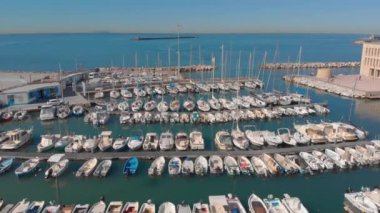 Livorno, İtalya 'daki yat, gemi, yelkenli ve diğer gemilerle Marina Körfezi' nin havadan çekilmiş görüntüleri. Mavi gökyüzü ve deniz suyuyla güneşli bir gün.
