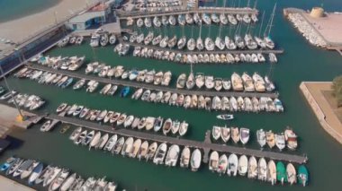 Livorno, İtalya 'daki yat, gemi, yelkenli ve diğer gemilerle Marina Körfezi' nin havadan çekilmiş görüntüleri. Mavi gökyüzü ve deniz suyuyla güneşli bir gün.