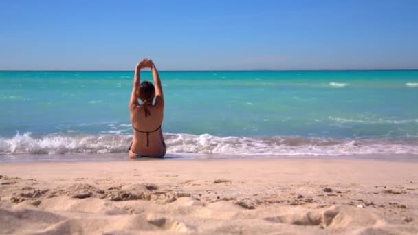Jeune Fille Sexy Bikini Assis Allongé Sur Plage Coucher Soleil — Video