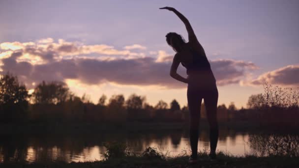 Sylwetka Młodej Dziewczyny Ćwiczącej Gimnastykę Rano Trening Fitness Poza Siłownią — Wideo stockowe