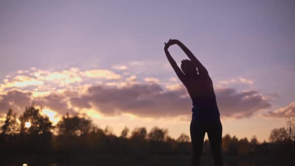 Silhouette Eines Jungen Mädchens Das Morgens Gymnastik Macht Fitnesstraining Außerhalb — Stockvideo