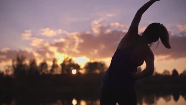 Sylwetka Młodej Dziewczyny Ćwiczącej Gimnastykę Rano Trening Fitness Poza Siłownią — Wideo stockowe
