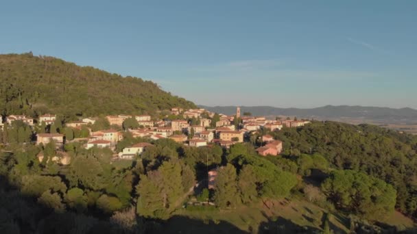 Vista Aérea Estabelecida Cidade Gabbro Toscana Itália Bela Floresta Verde — Vídeo de Stock