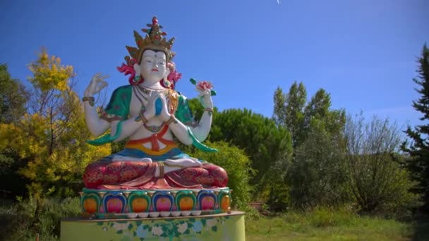 Estatua Chenrezig Lama Tzong Instituto Khalpa Pomaia Toscana Italia — Vídeos de Stock