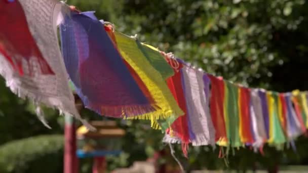 Close View Bandeiras Oração Instituto Lama Tzong Khalpa Pomaia Toscana — Vídeo de Stock