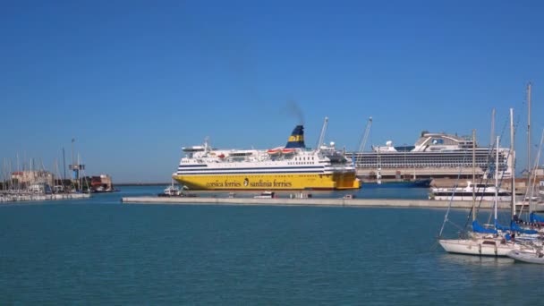 大船停泊在港口 — 图库视频影像