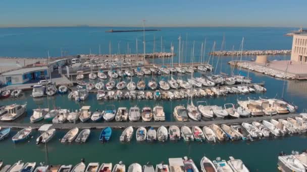 在意大利利沃诺用游艇 帆船和其他船只对码头进行空中射击 阳光灿烂 天空蔚蓝 海水清澈 — 图库视频影像
