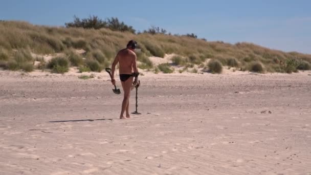 Człowiek Wykrywaczem Metali Szuka Monet Kosztowności Letni Dzień Plaży — Wideo stockowe