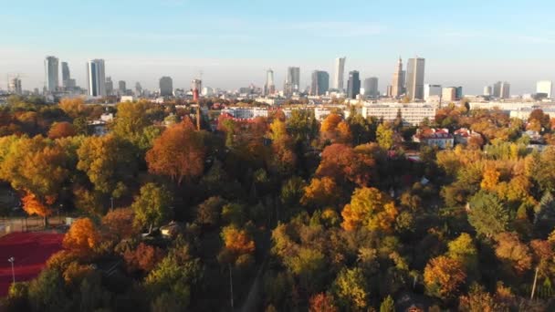 Widok Lotu Ptaka Centrum Warszawy Pięknymi Pomarańczowymi Żółtymi Drzewami Zachodzie — Wideo stockowe