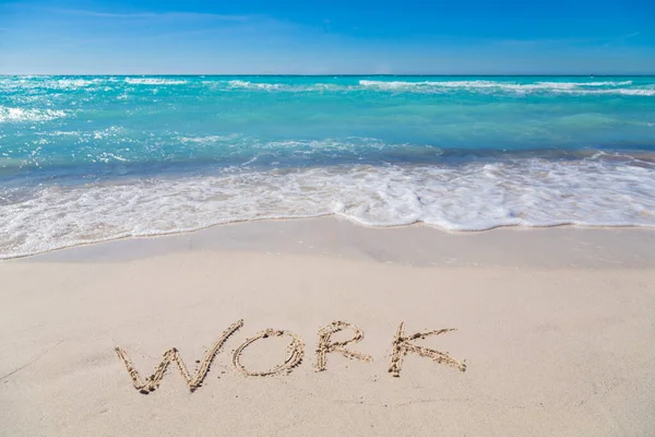 Denizin dalgalarıyla, kumsalla ve kumsalda yazılan işlerle seyahat et.