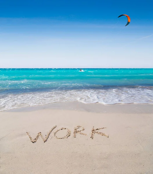 Denizin dalgalarıyla, kumsalla ve kumsalda yazılan işlerle seyahat et.