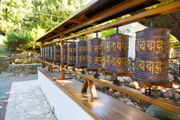 Yakından bakınca Pomaia, Tuscany, İtalya 'daki Lama Tzong Khalpa Enstitüsü' nün tekerlekleri görülüyor.