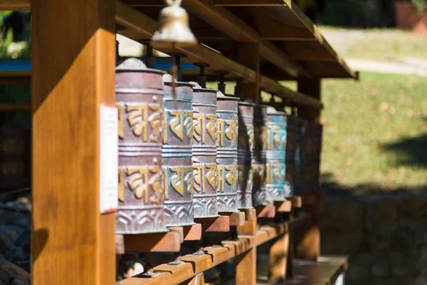 Pomaia, Tuscany, İtalya 'daki Lama Tzong Khalpa Enstitüsü' nde duacı tekerleklerinin yakın görüntüsü