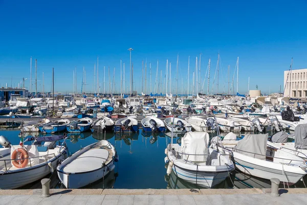 イタリアのリボルノにヨット 帆船や他の船とマリーナベイ 青い空と海の水と晴れた日 — ストック写真