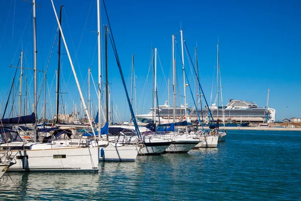 Livorno, İtalya 'daki yat, gemi, yelkenli ve diğer gemilerle Marina Körfezi. Mavi gökyüzü ve deniz suyuyla güneşli bir gün.
