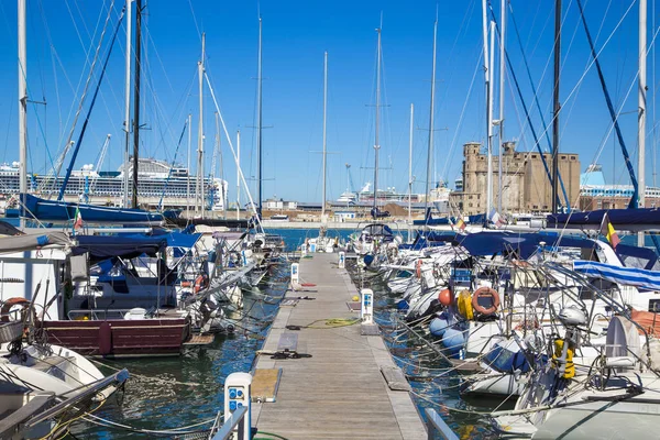 Livorno, İtalya 'daki yat, gemi, yelkenli ve diğer gemilerle Marina Körfezi. Mavi gökyüzü ve deniz suyuyla güneşli bir gün.