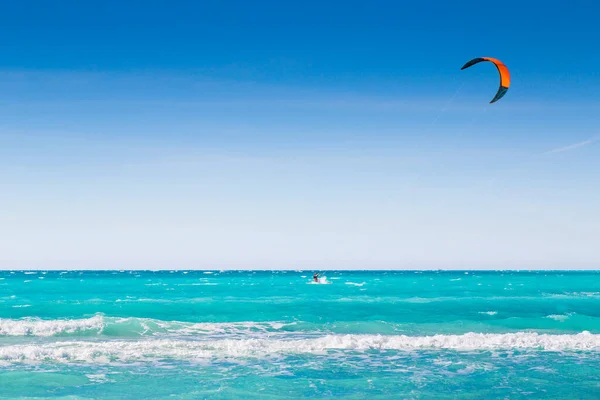Latawce Surfing Człowiek Surfing Błękitnym Morzu Pod Czystym Niebem Obrazy Stockowe bez tantiem