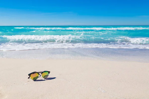 Okulary Słoneczne Plaży Pobliżu Błękitnego Morza Piaskiem Zdjęcia Stockowe bez tantiem