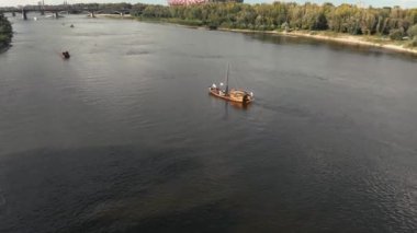 Wisla Nehri 'nde seyir halindeki eski ahşap tekne, havadan çekim, Varşova