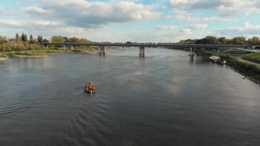 Wisla Nehri 'nde seyir halindeki eski ahşap tekne, havadan çekim, Varşova