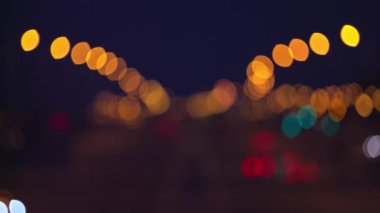 Şehir arka plan bulanıklık. Gece trafik hareketli bokeh daireler.