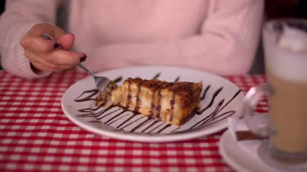 Κοντινό Πλάνο Όμορφη Γυναίκα Τρώει Ένα Κέικ Στο Εστιατόριο Cafe — Αρχείο Βίντεο