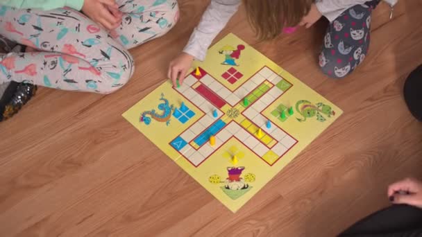 Küçük Çocuklar Tahta Zeminde Masa Oyunu Oynuyorlar — Stok video