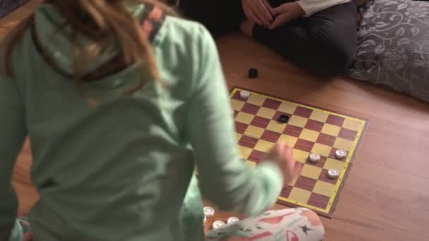 Junge Kinder Spielen Gemeinsam Auf Dem Holzboden — Stockvideo