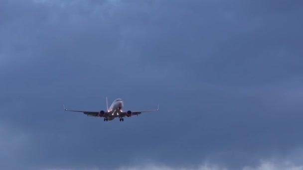 Vliegend Vliegtuig Jumbo Jet Blauwe Lucht Klaar Landen — Stockvideo