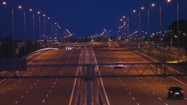 Autostrada Jadącymi Samochodami Latającym Samolotem Zmierzchu Noc — Wideo stockowe