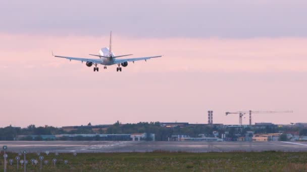 Jumbo Jet Vliegtuig Landing Chopin Airport Warschau Luchthaven Bij Schemering — Stockvideo