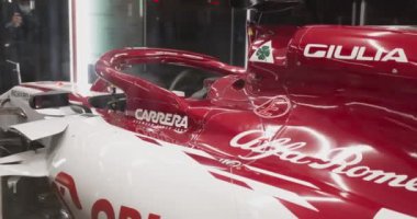 Varşova, Polonya. 12 Aralık 2020. Alfa Romeo Yarış Formula 1 araç C39 gece sergilenmektedir. Varşova 'daki Spor ve Turizm Müzesinde Sergi. 