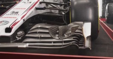 Varşova, Polonya. 12 Aralık 2020. Alfa Romeo Yarış Formula 1 araç C39 gece sergilenmektedir. Varşova 'daki Spor ve Turizm Müzesinde Sergi. 