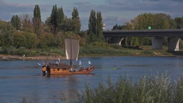 Старая Деревянная Лодка Плывущая Реке Висла Длинный Выстрел Warsaw — стоковое видео