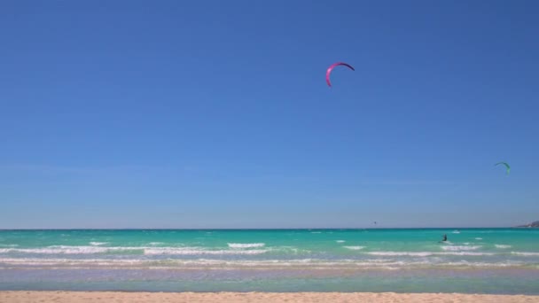 Cometa Surf Hombre Surf Mar Azul Bajo Cielo Despejado Cerca — Vídeo de stock