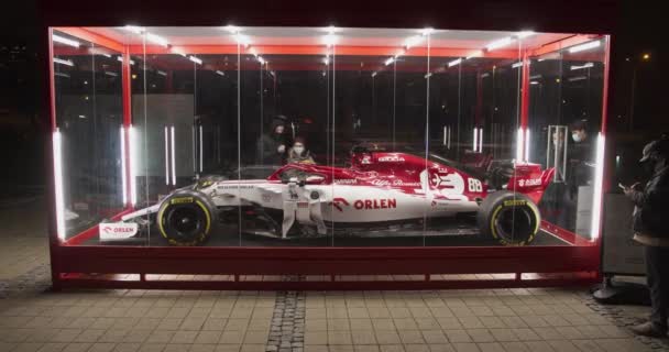 波兰华沙 2020年12月12日阿尔法罗密欧赛车一级方程式赛车C39在晚上展出 华沙体育和旅游博物馆展览 — 图库视频影像