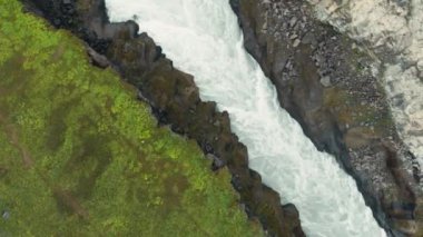 Hızlı Hareketli Nehir 'in yukarıdan aşağıya, kanyonla çevrili Rapids' li görüntüsü. Gulfoss Şelalesi yakınlarındaki İzlanda 'da vuruldu.