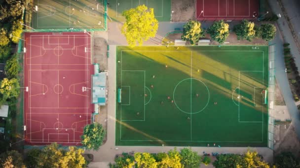 Aerial Top Widok Piłkarzy Zielone Pomarańczowe Boiska Piłkarskie Gry Piłkę — Wideo stockowe