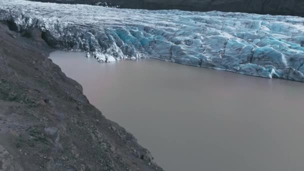 空中俯瞰着白冰河山脊上的黑灰和一个湖泊 冰岛国家公园的风景冰山 — 图库视频影像