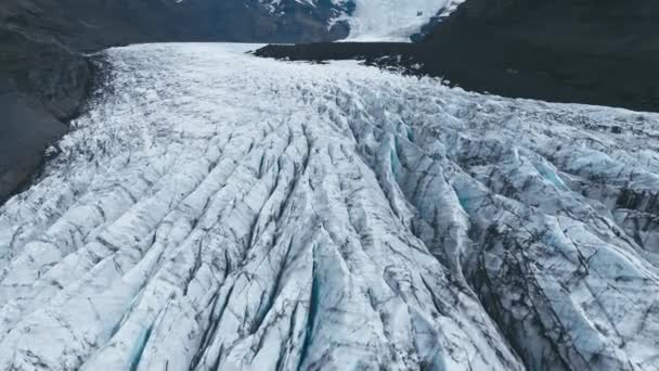 Top Luchtfoto Van Ruggen Van Witte Gletsjer Met Zwarte Ash — Stockvideo