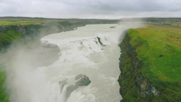 夏にアイスランドでガルフロス滝の空中ビュー 滝はアイスランド南西部のHvita川の峡谷に位置しています グルフロスはアイスランドで最も人気のある観光スポットの1つです — ストック動画