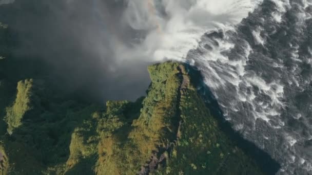 Tiro Aéreo Sobrevoando Cachoeira Skogafoss Islândia Arco Íris Dia Ensolarado — Vídeo de Stock