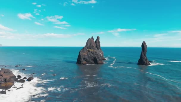 Widok Lotu Ptaka Czarną Plażę Wulkaniczną Skały Morzu Islandii — Wideo stockowe