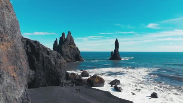 아이슬란드에 바위들을 공중에서 — 비디오