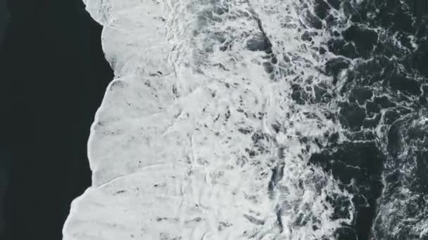 Nagranie Powietrza Fal Uderzających Czarną Plażę Piaskową Vik Islandia — Wideo stockowe