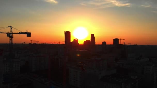 Luftaufnahme Über Der Warschauer Skyline Sonnenuntergang Silhouette Eines Wolkenkratzers — Stockvideo