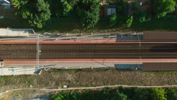 Personenzug Nähert Sich Einem Bahnhof Luftaufnahme Von Oben — Stockvideo